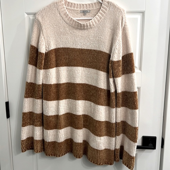Sweaters - Cream/Tan Sweater - size large